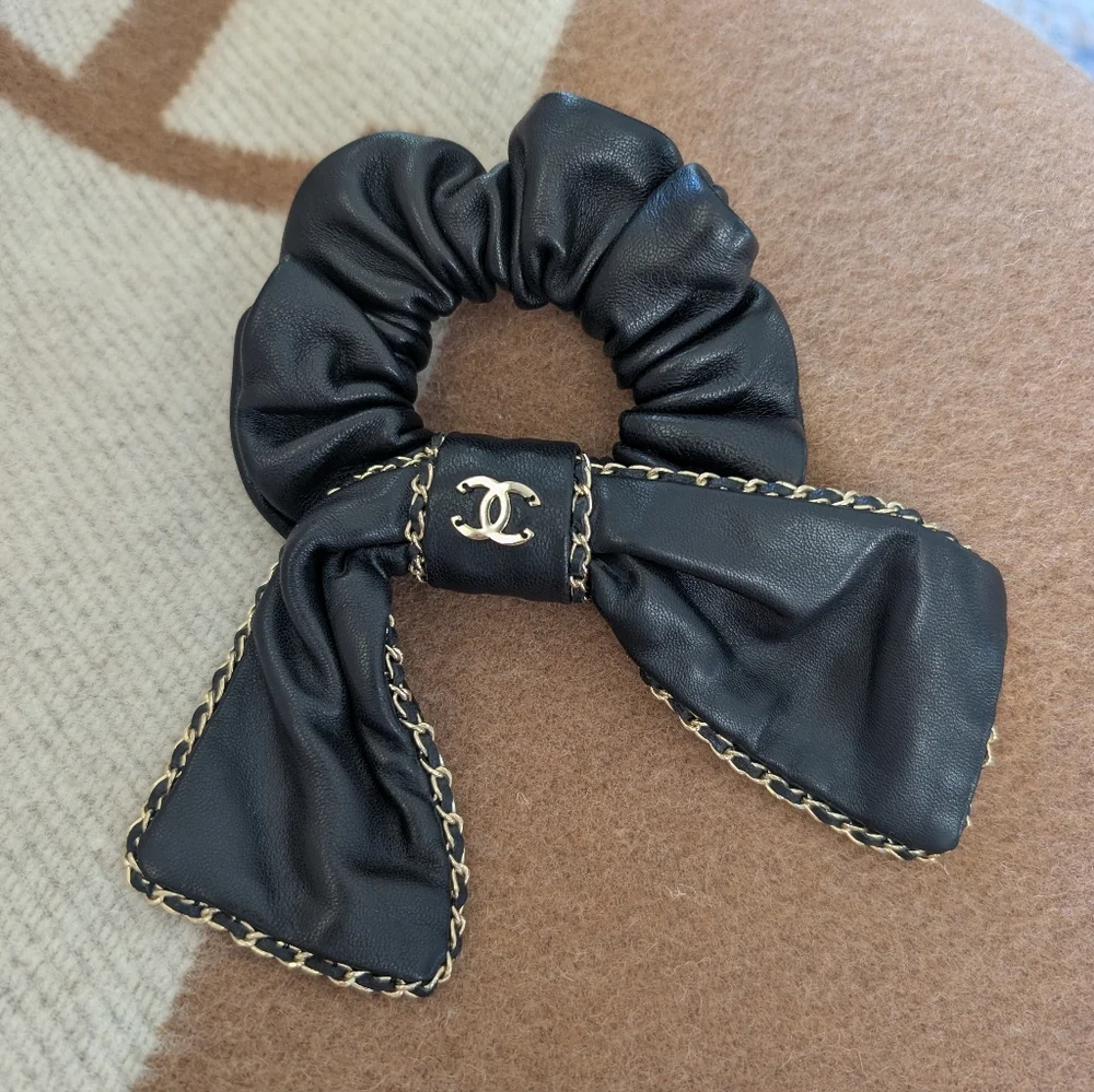 🖤 AUTH Chanel Lambskin Leather + Gold Chain Hair Tie Scrunchie Style - Picture 1 of 6